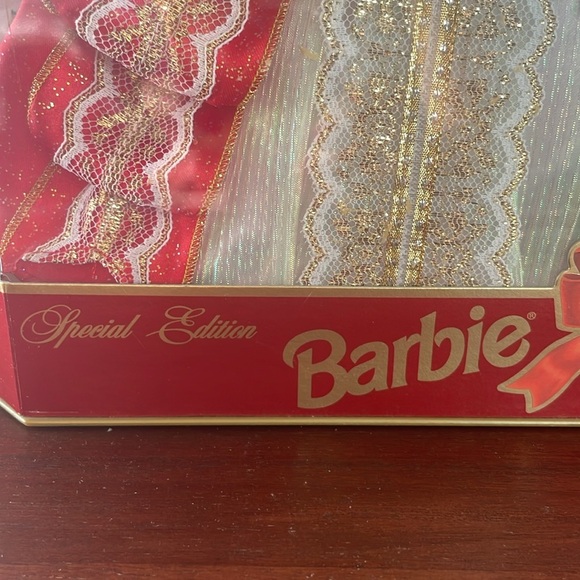 1997 Holiday Barbie Special Edition 10th Anniversary NIB Mint - Picture 3 of 7